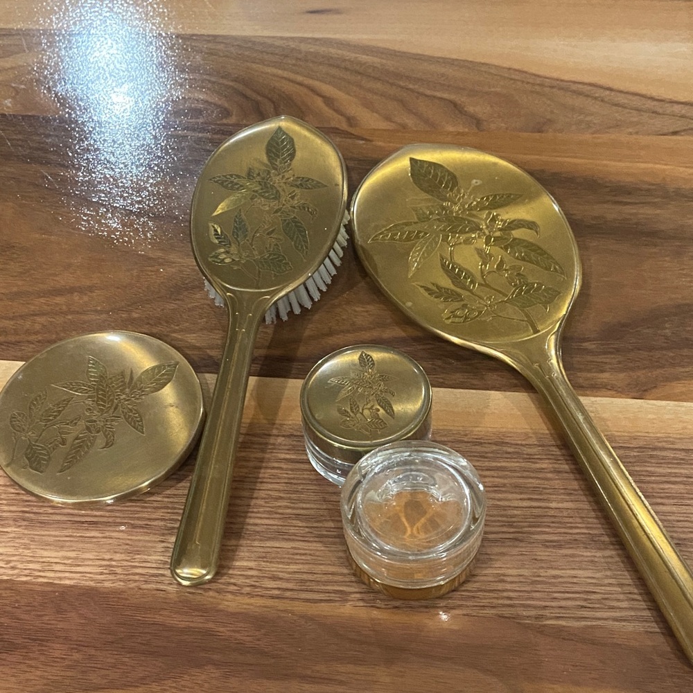 Elegant Gold Vanity Set - Picture 2 of 7